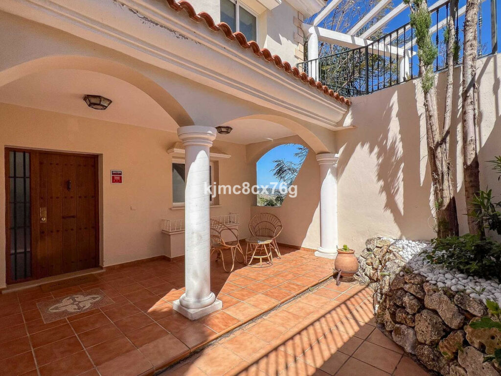 Detached Villa Riviera del Sol Málaga - image 4
