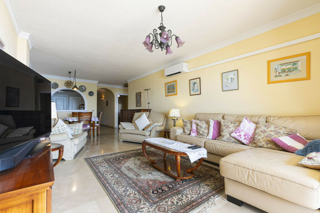 Middle Floor Apartment Fuengirola Málaga - image 4