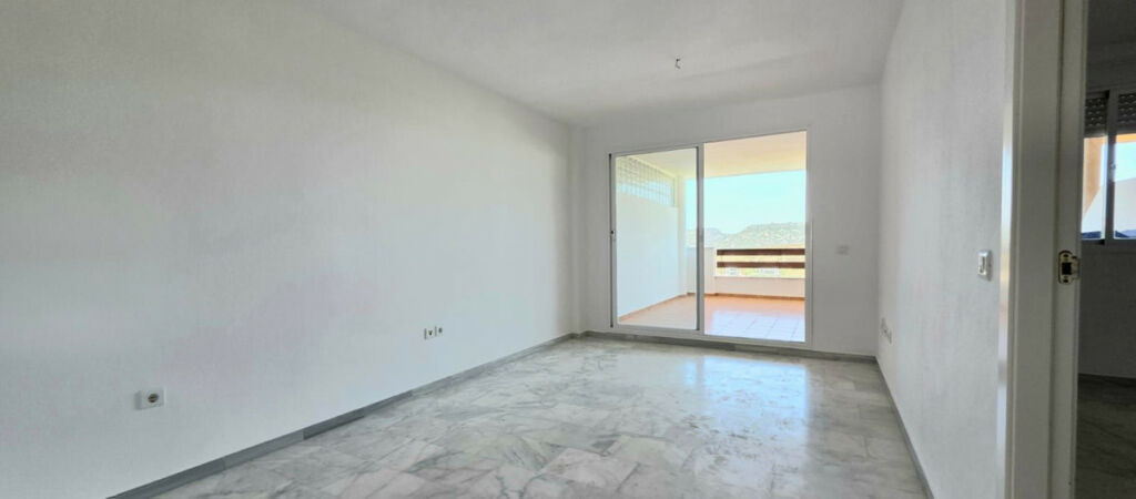 Middle Floor Apartment Casares Málaga - image 4