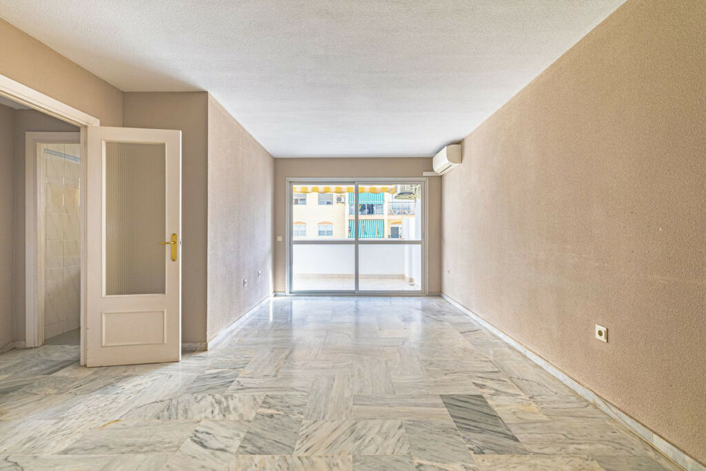 Middle Floor Apartment Los Boliches Málaga - image 4