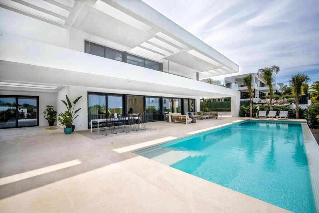 Detached Villa Nueva Andalucía Málaga - image 4