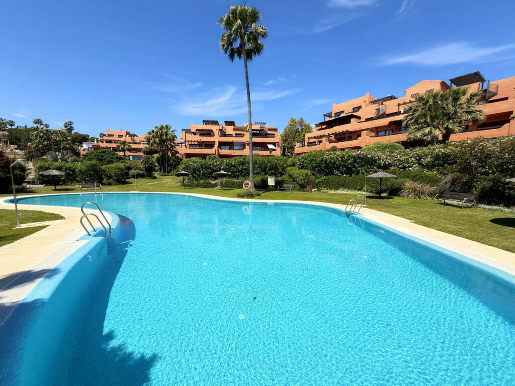Middle Floor Apartment Estepona Málaga - image 4