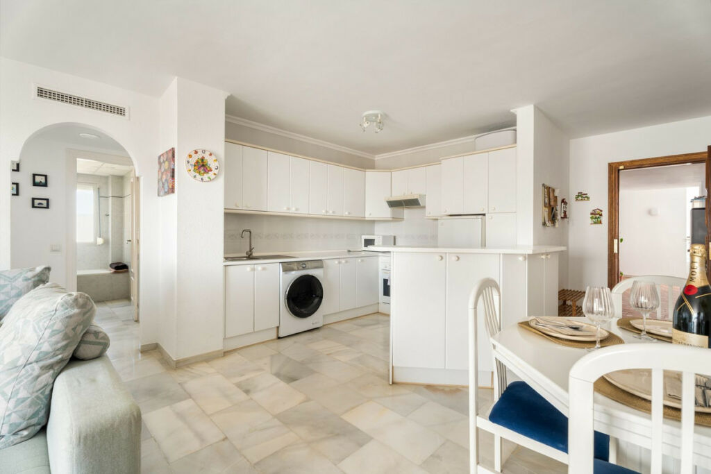 Middle Floor Apartment Riviera del Sol Málaga - image 4