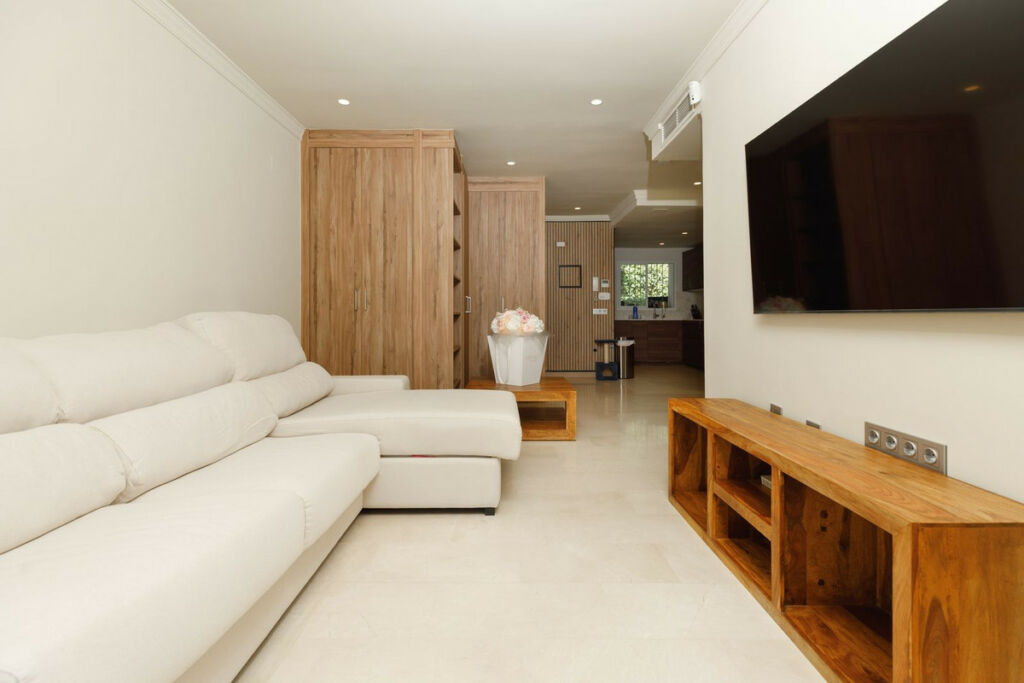 Middle Floor Apartment La Quinta Málaga - image 4