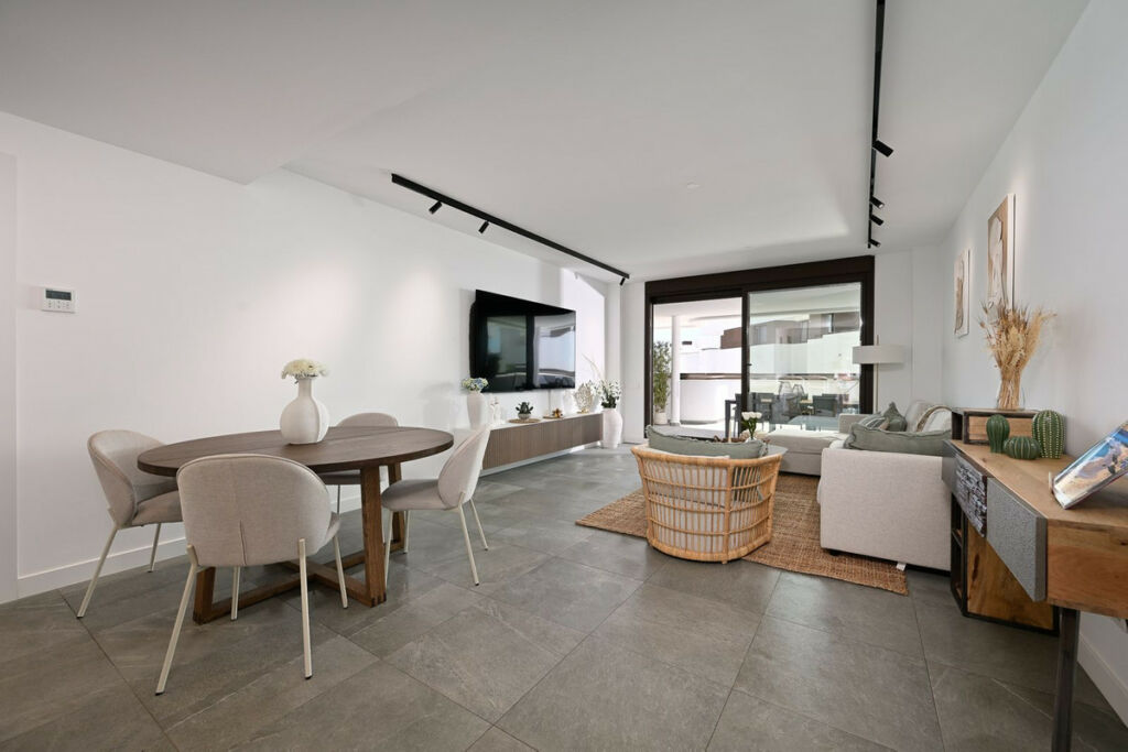 Middle Floor Apartment Estepona Málaga - image 4
