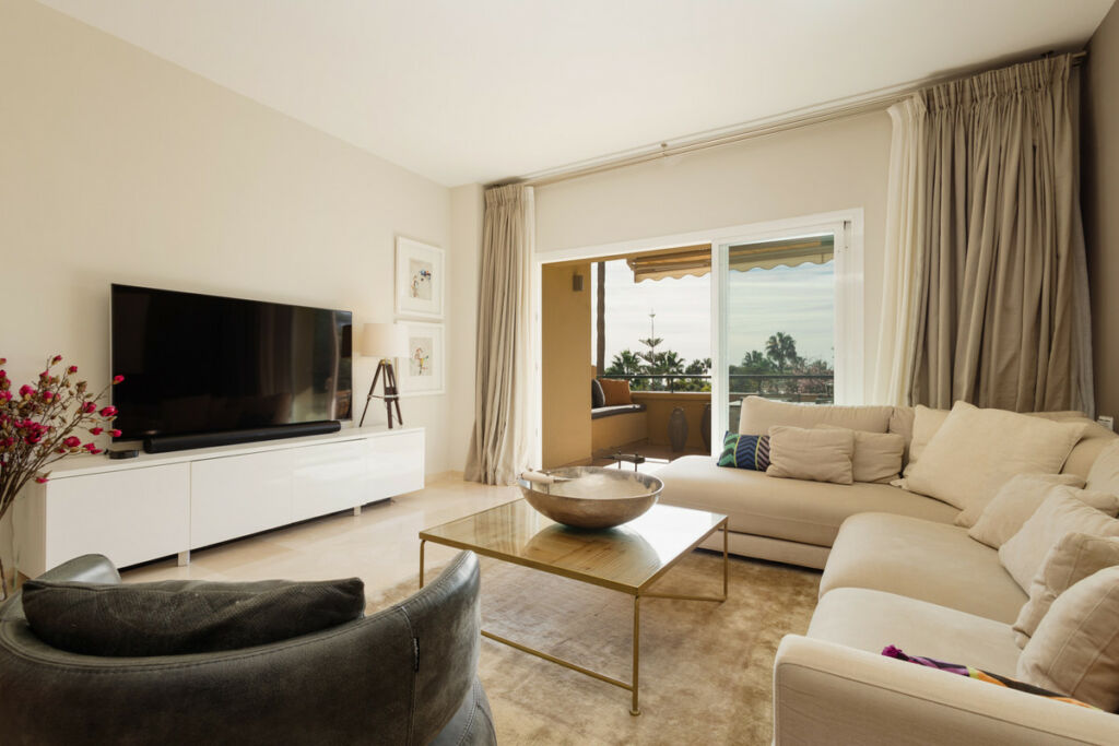 Middle Floor Apartment Elviria Málaga - image 4