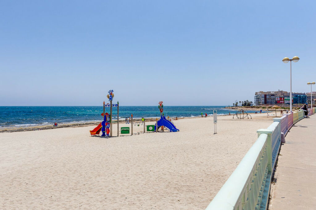 Middle Floor Apartment Torrevieja Alicante - image 4