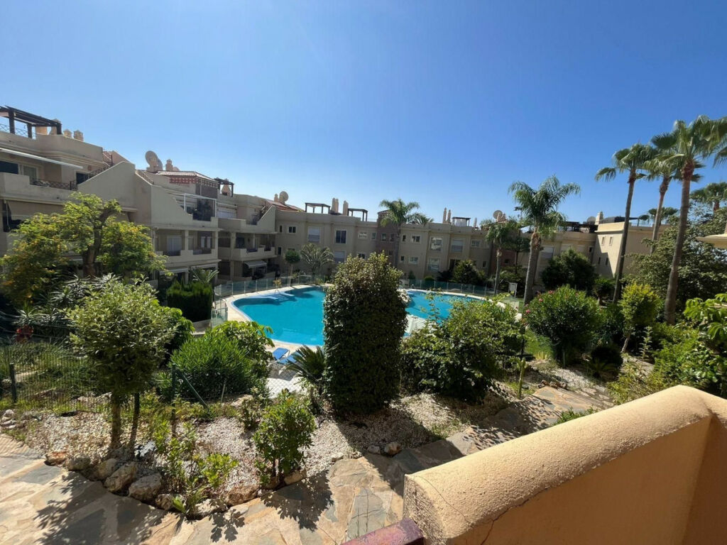 Middle Floor Apartment Estepona Málaga - image 4