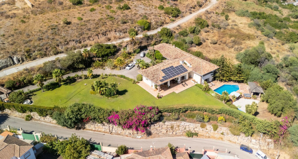 Detached Villa Benahavís Málaga - image 3