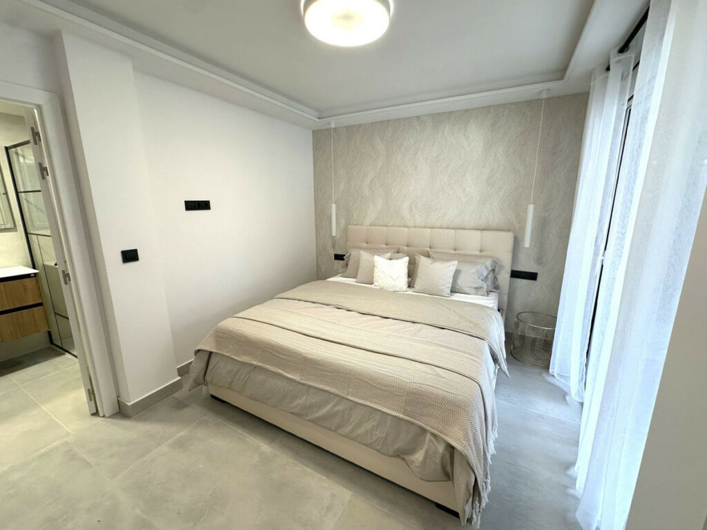 Middle Floor Apartment The Golden Mile Málaga - image 4