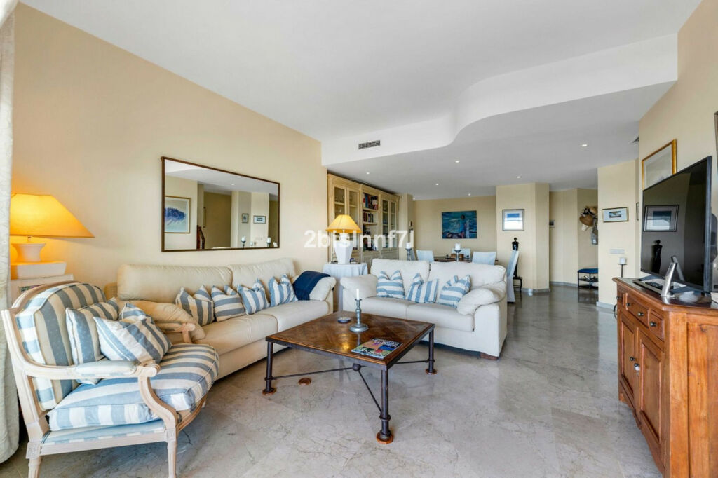 Middle Floor Apartment Elviria Málaga - image 4