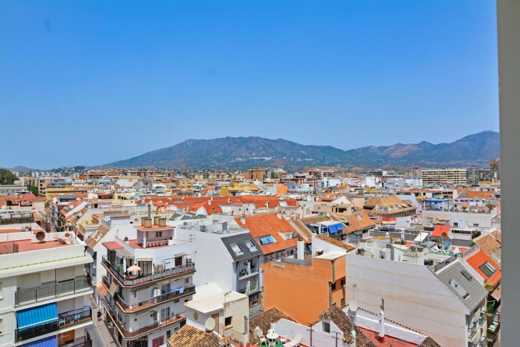 Middle Floor Apartment Fuengirola Málaga - image 4