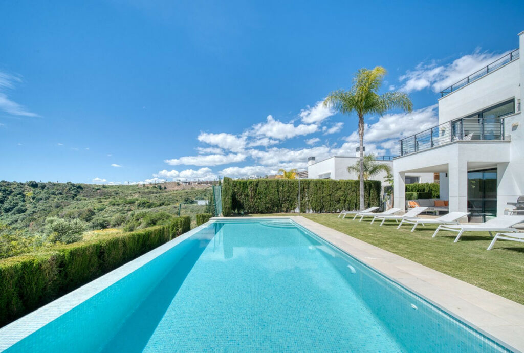 Detached Villa Estepona Málaga - image 4