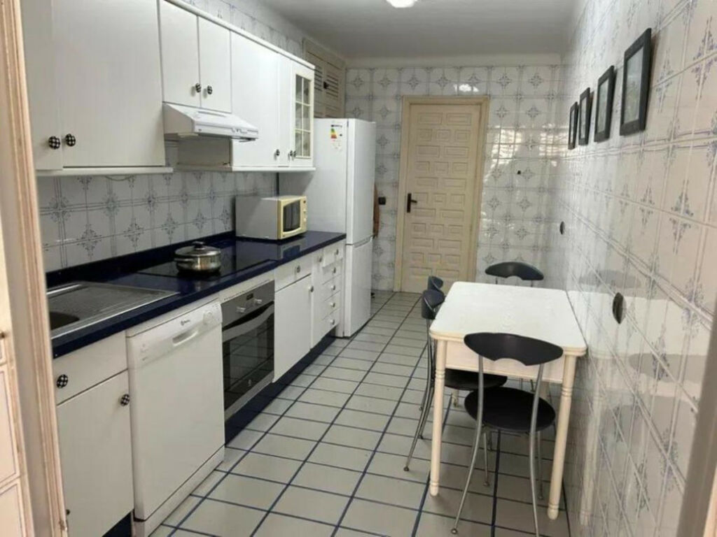 Middle Floor Apartment Marbella Málaga - image 4