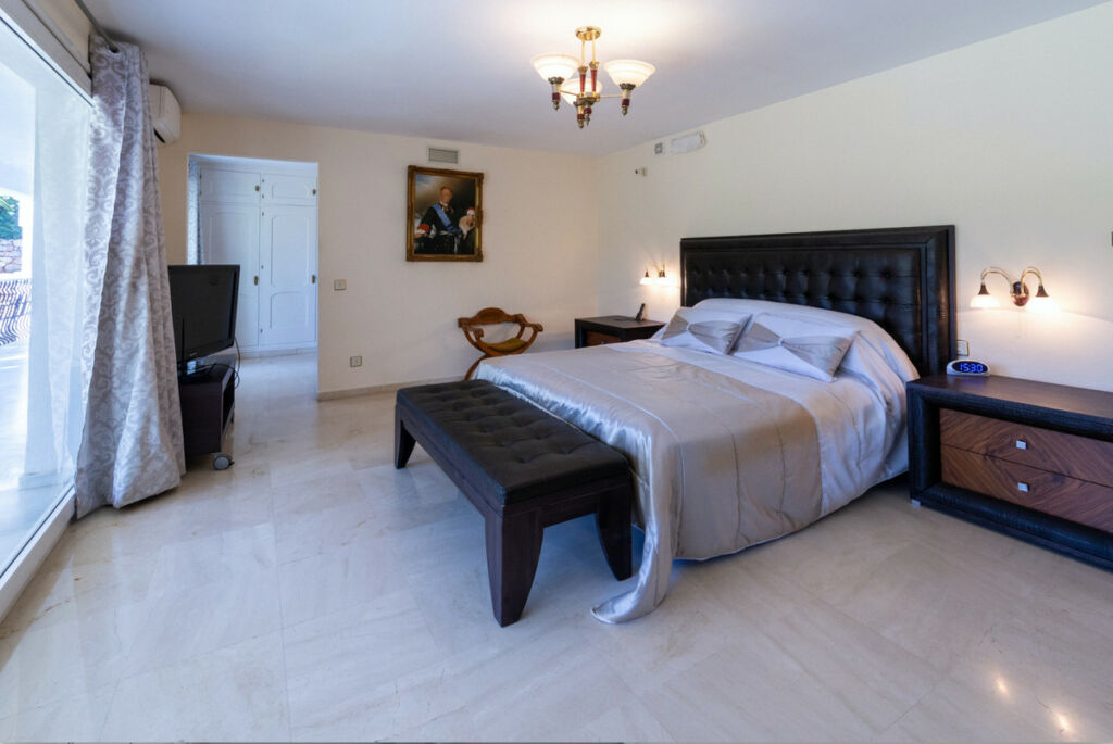 Detached Villa Sierra Blanca Málaga - image 4