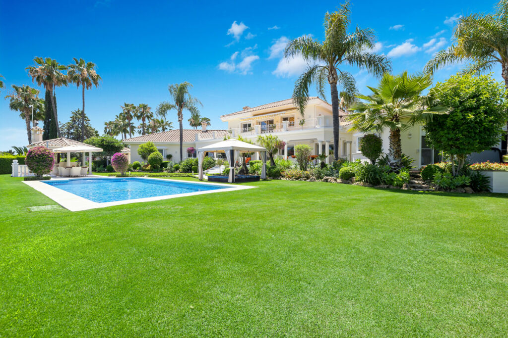 Detached Villa Nueva Andalucía Málaga - image 4