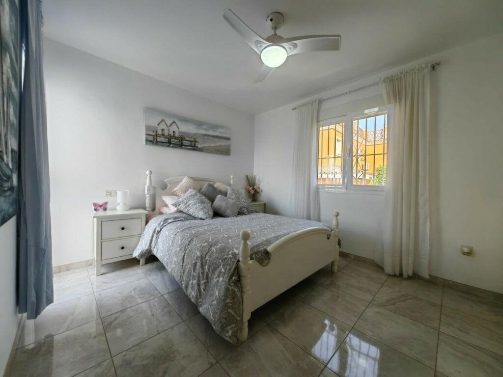 Detached Villa Estepona Málaga - image 4