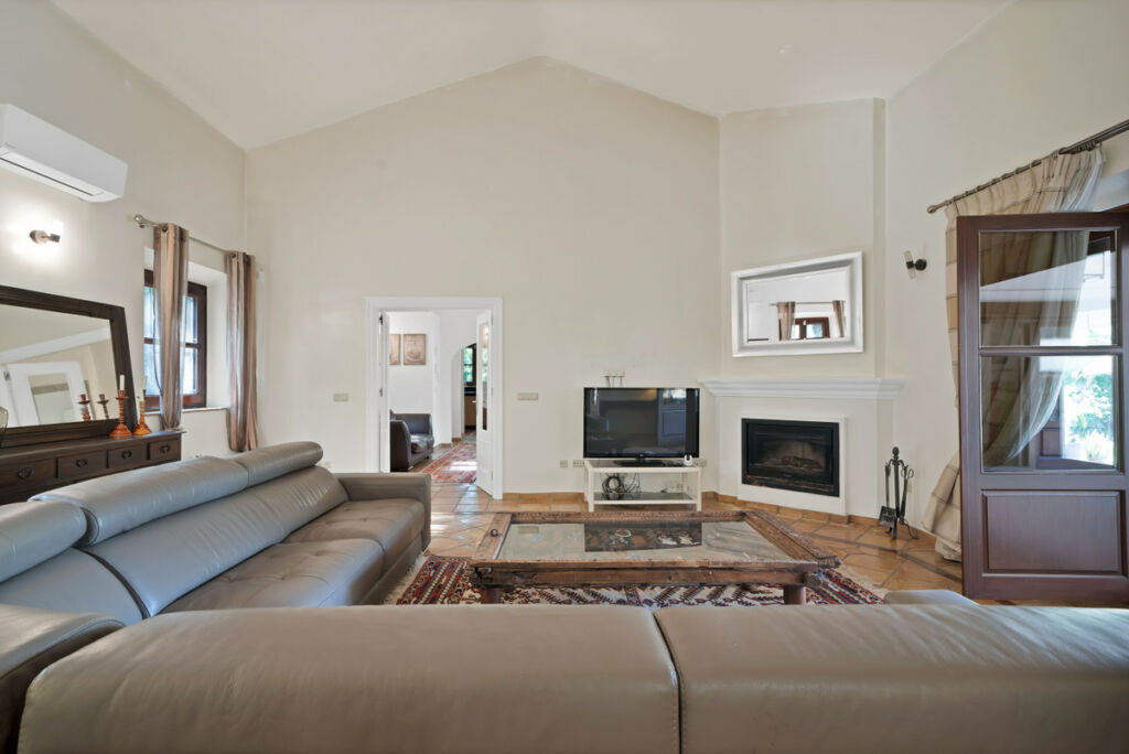 Detached Villa Estepona Málaga - image 4