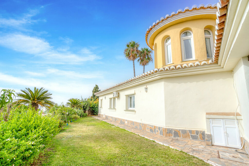 Detached Villa El Chaparral Málaga - image 11