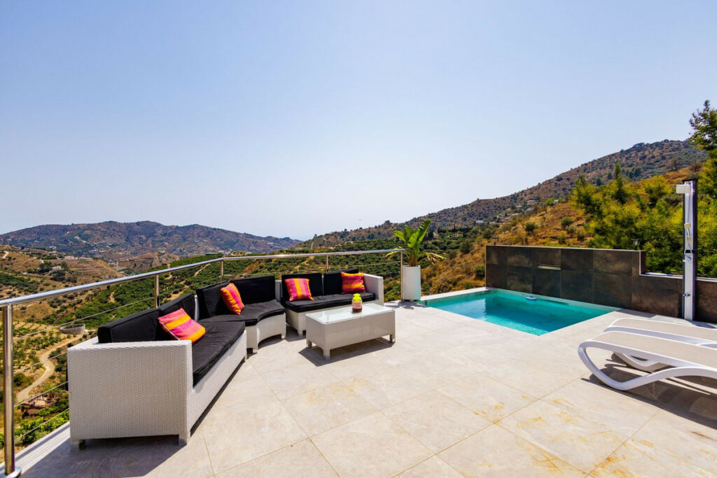 Detached Villa Sayalonga Málaga - image 5