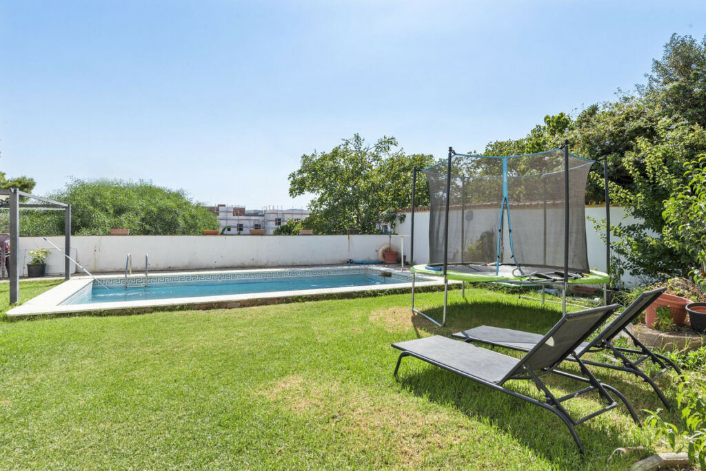 Detached Villa Estepona Málaga - image 4