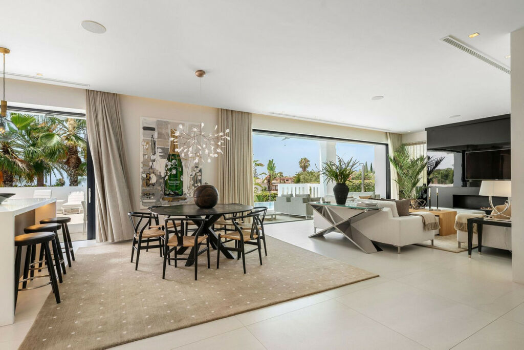 Detached Villa Nagüeles Málaga - image 4