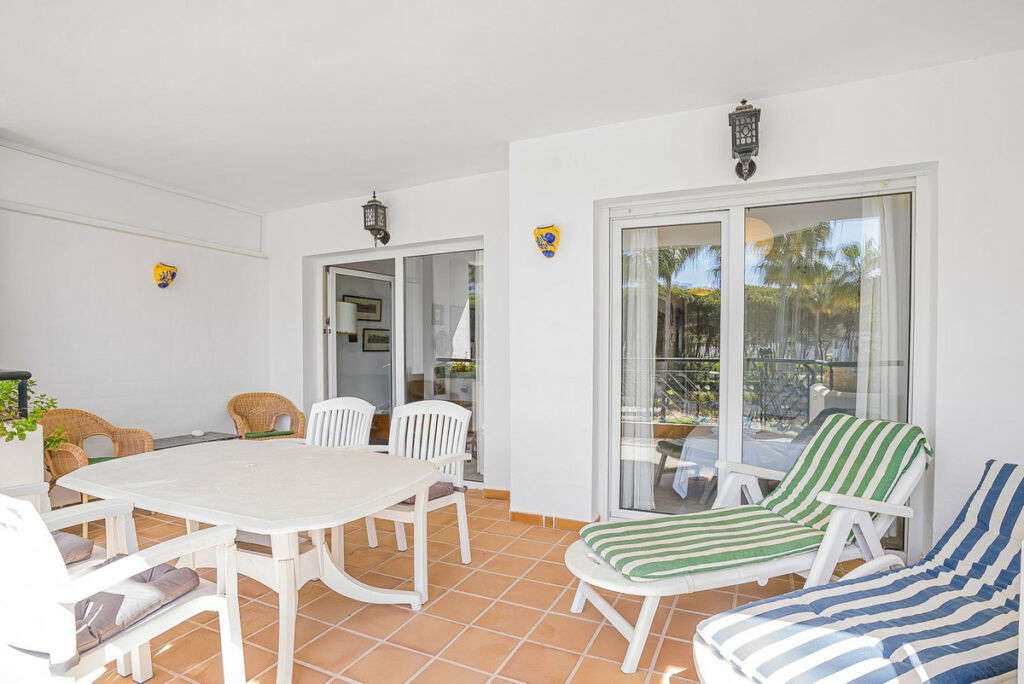 Middle Floor Apartment Calahonda Málaga - image 4