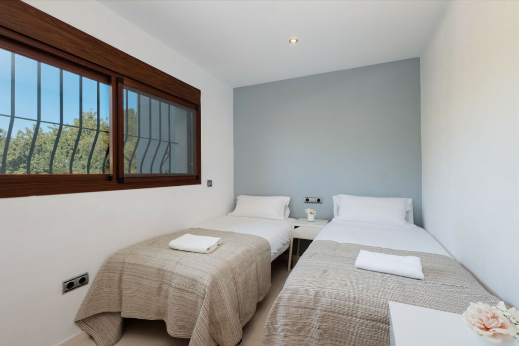 Middle Floor Apartment Sierra Blanca Málaga - image 4
