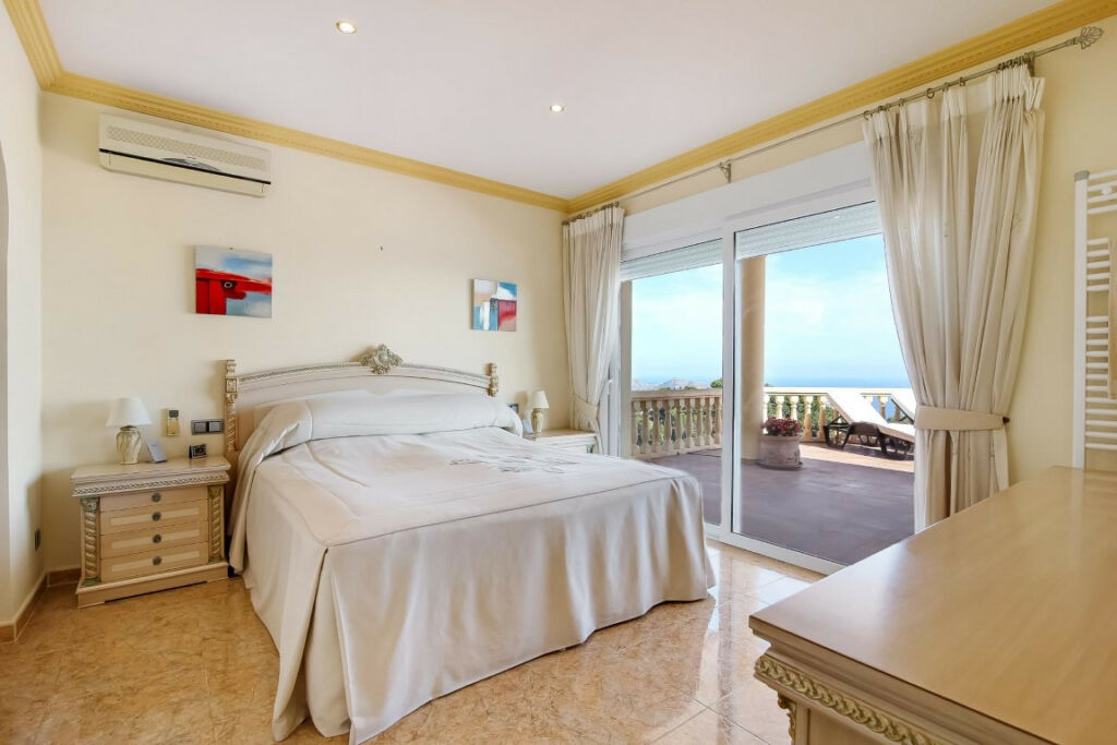 Detached Villa Moraira Alicante - image 4