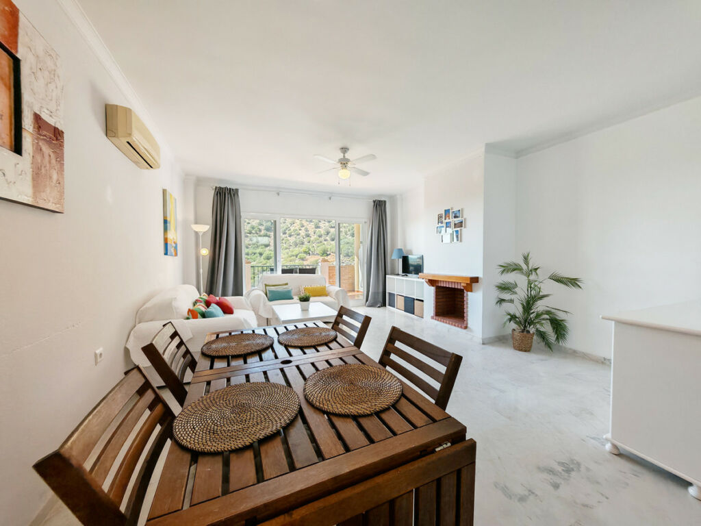 Middle Floor Apartment Calahonda Málaga - image 4