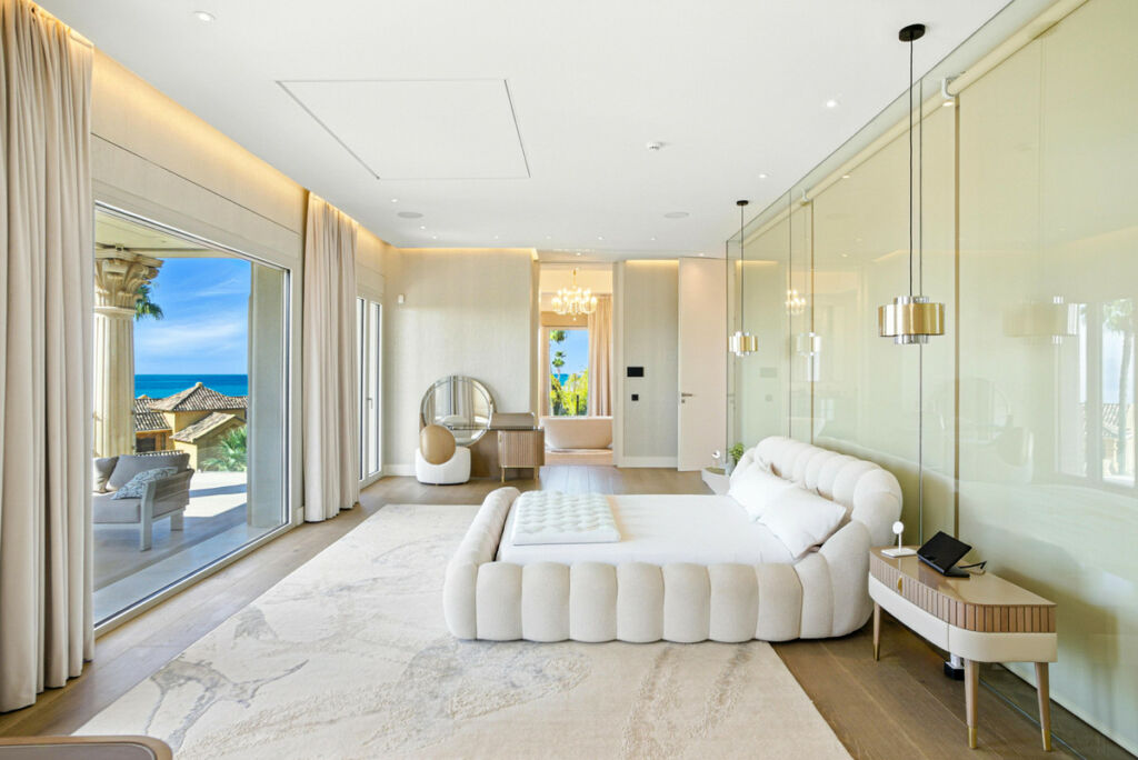 Detached Villa Sierra Blanca Málaga - image 4