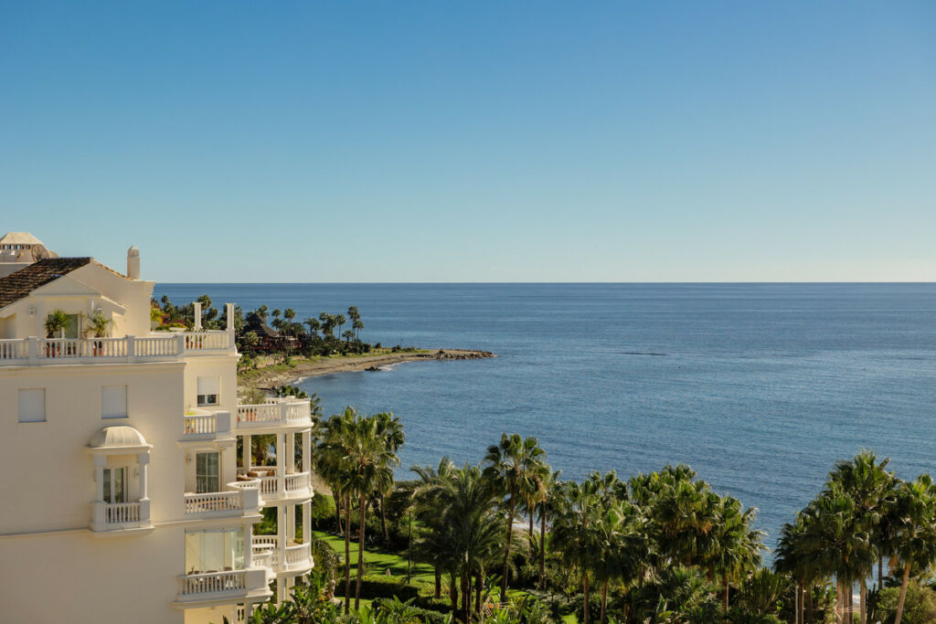 Middle Floor Apartment Estepona Málaga - image 4
