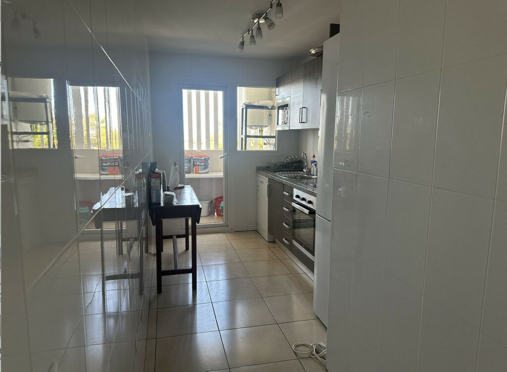 Middle Floor Apartment Nueva Andalucía Málaga - image 4
