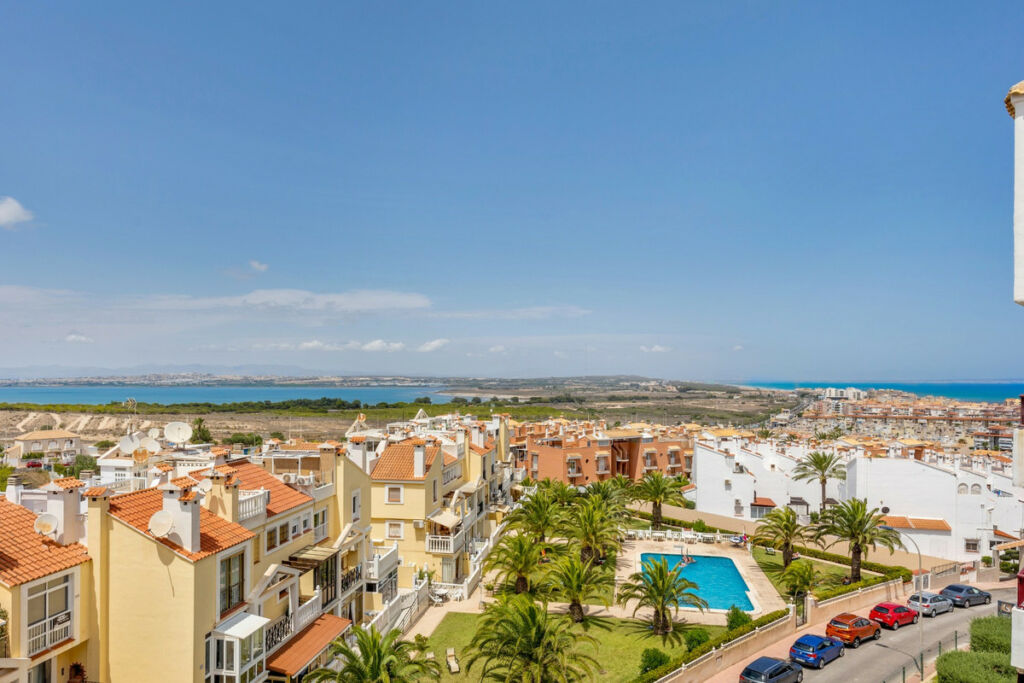 Middle Floor Apartment Torrevieja Alicante - image 4