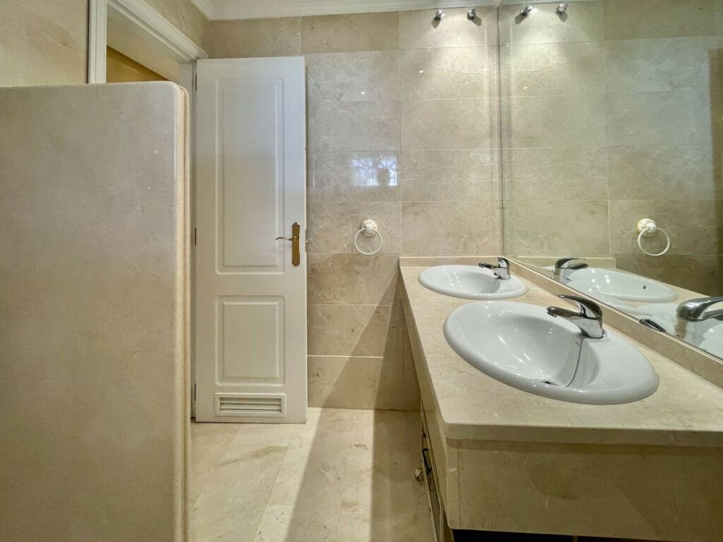 Ground Floor Apartment The Golden Mile Málaga - image 39