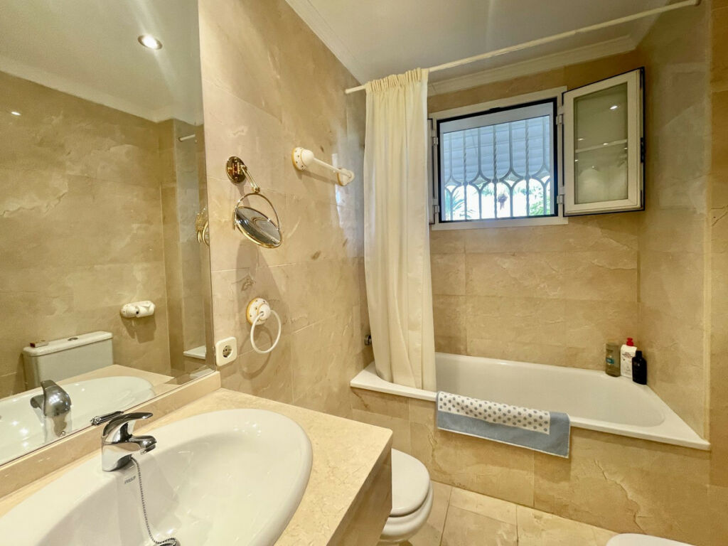 Ground Floor Apartment The Golden Mile Málaga - image 40