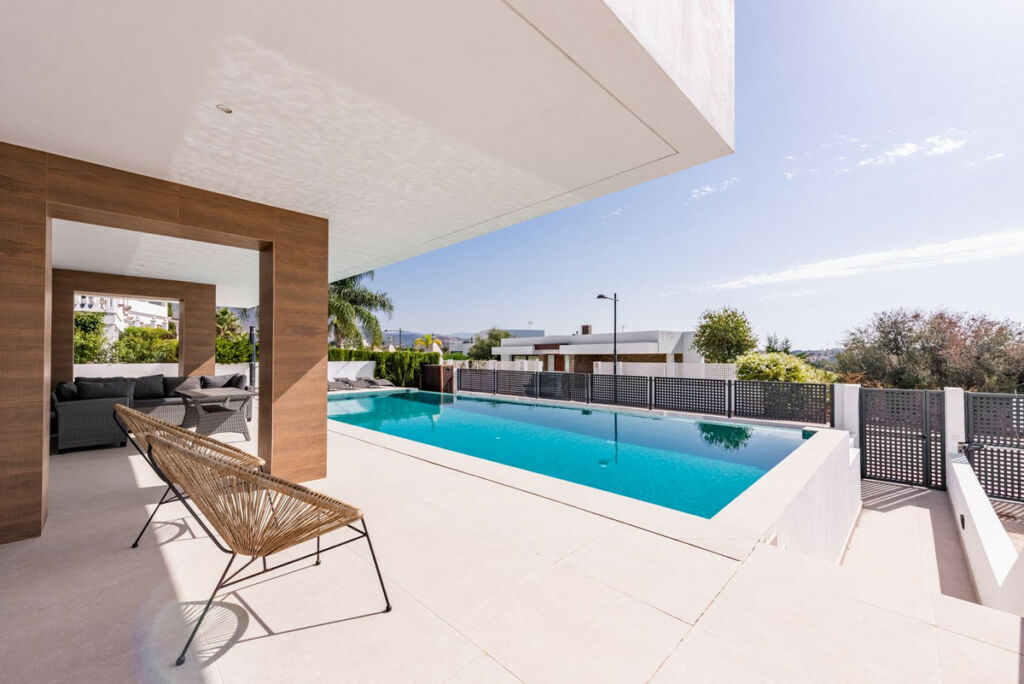 Detached Villa Estepona Málaga - image 5
