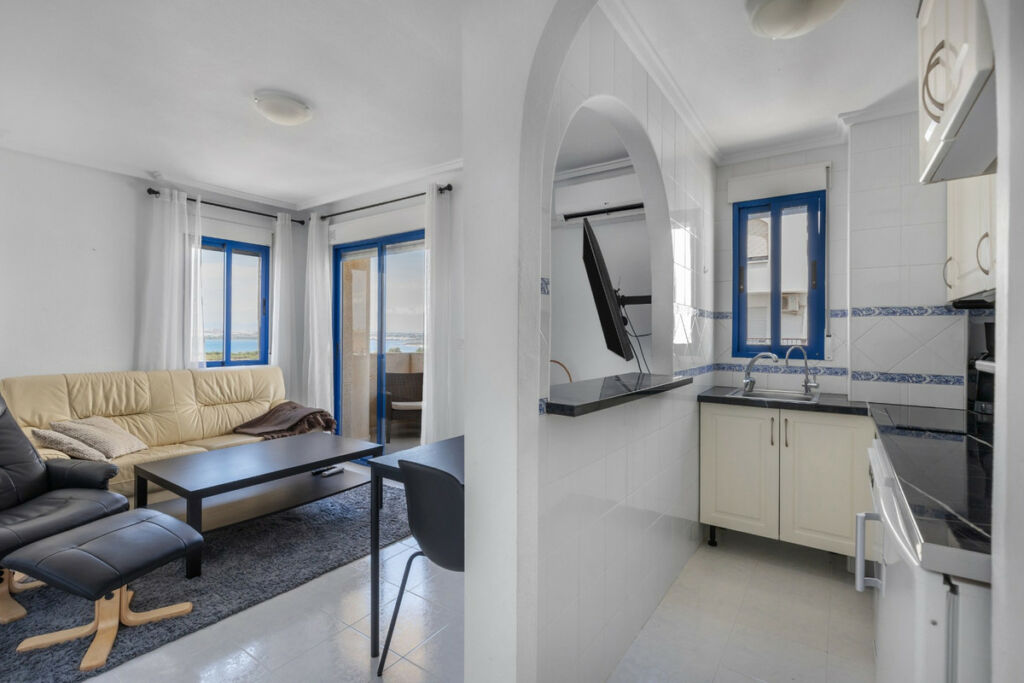 Middle Floor Apartment Torrevieja Alicante - image 5