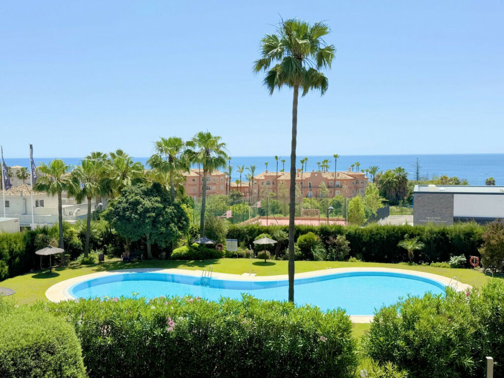 Middle Floor Apartment Estepona Málaga - image 5