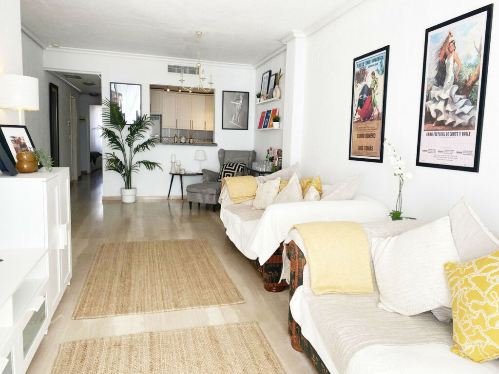 Middle Floor Apartment Carvajal Málaga - image 5