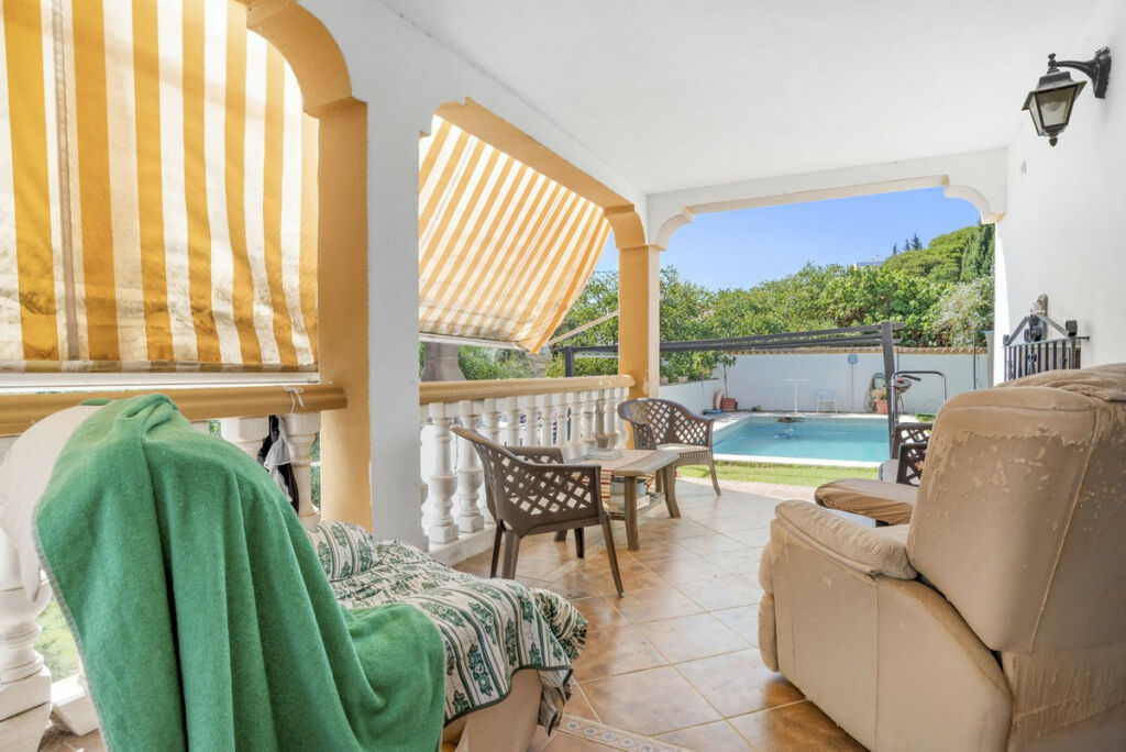 Detached Villa Estepona Málaga - image 5