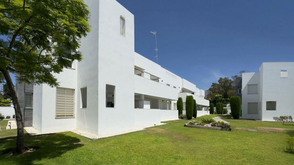 Ground Floor Apartment Nueva Andalucía Málaga - image 5