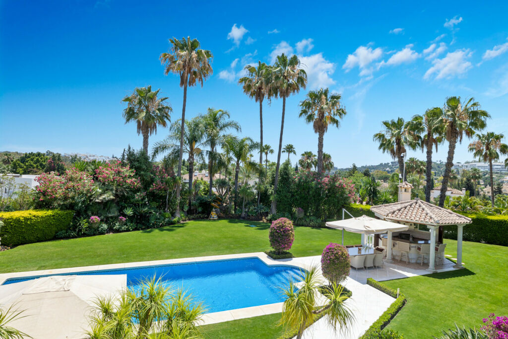 Detached Villa Nueva Andalucía Málaga - image 5