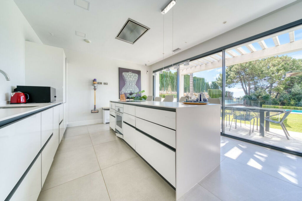 Detached Villa Estepona Málaga - image 5