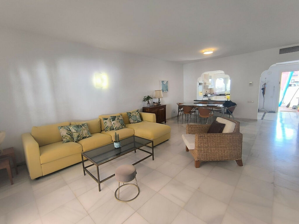 Middle Floor Apartment El Presidente Málaga - image 5