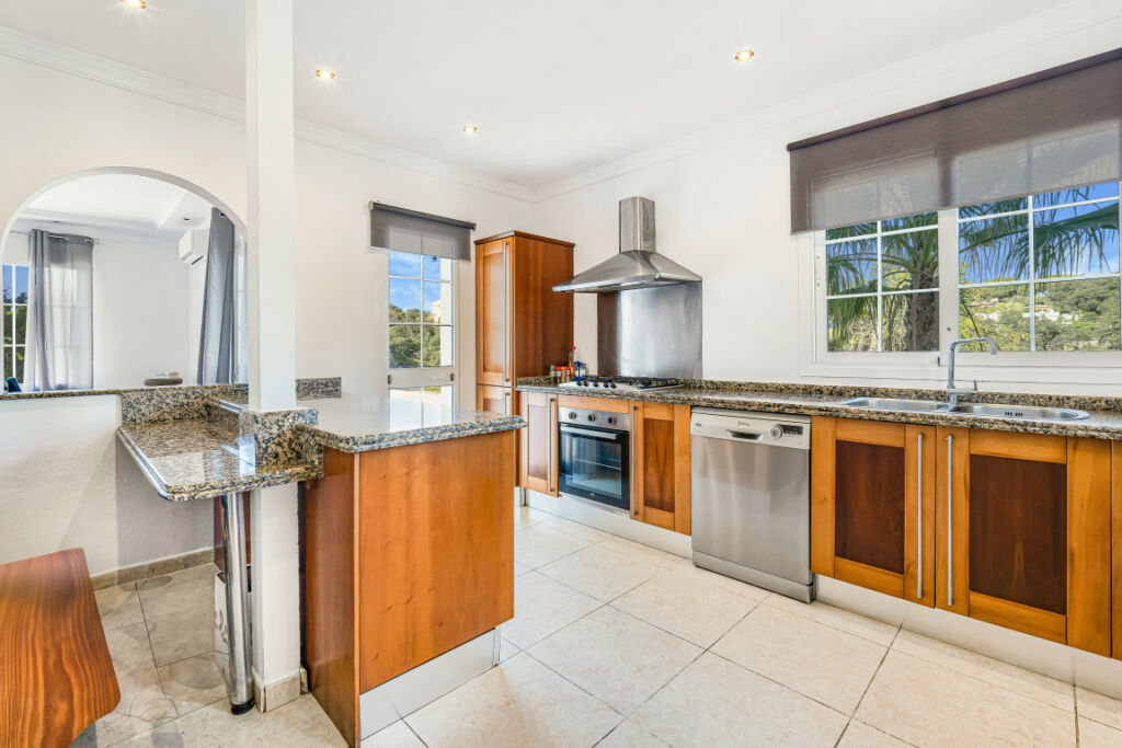 Detached Villa Elviria Málaga - image 5
