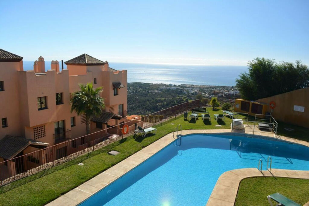 Middle Floor Apartment Calahonda Málaga - image 5