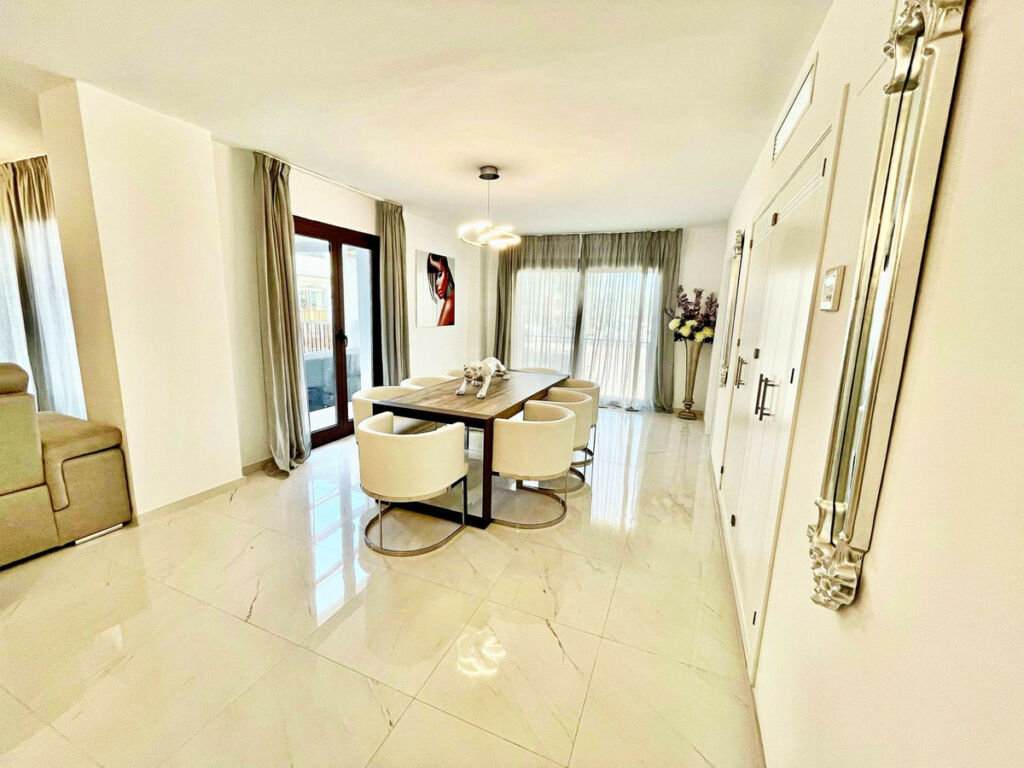 Middle Floor Apartment Puerto Banús Málaga - image 5