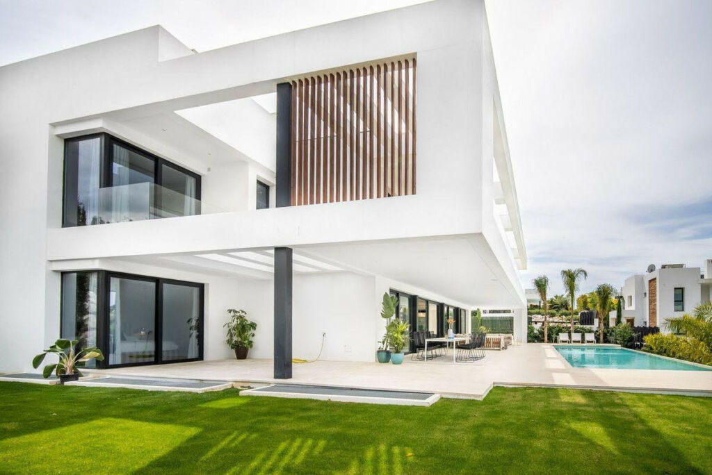 Detached Villa Nueva Andalucía Málaga - image 5