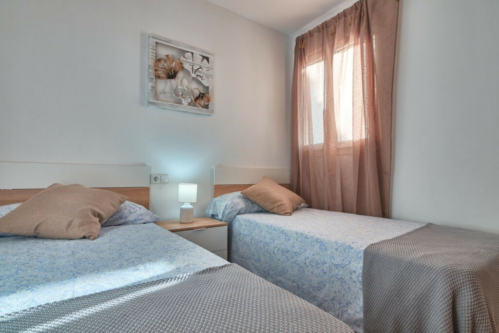 Middle Floor Apartment La Duquesa Málaga - image 5